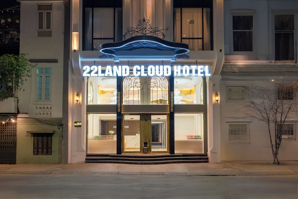 22Land Cloud Hotel 3/75