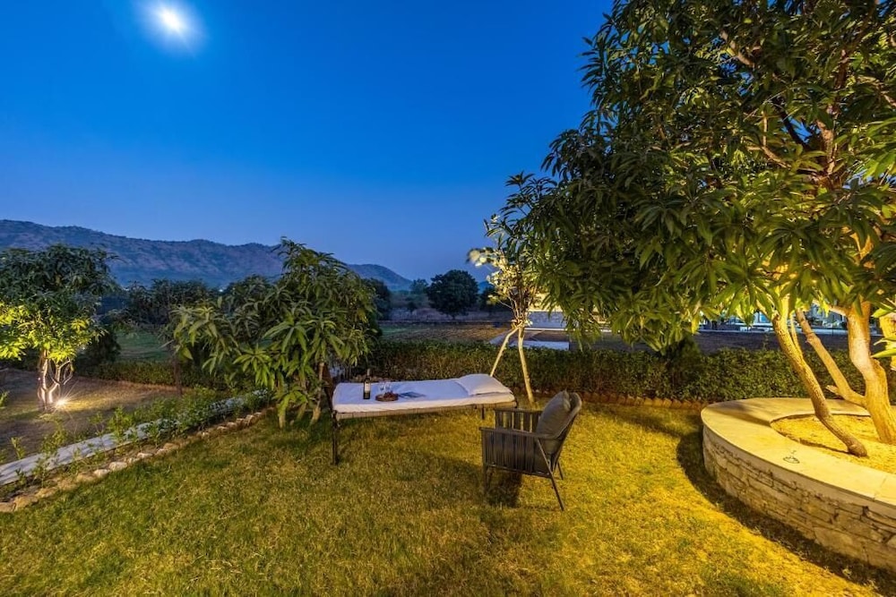 ELIVAAS Cows and Cuddles 4 BHK with Pvt Pool and Garden 62/68