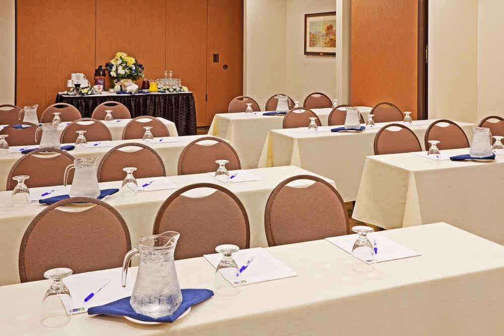 Holiday Inn Express Hotel Suites Latham 63/70