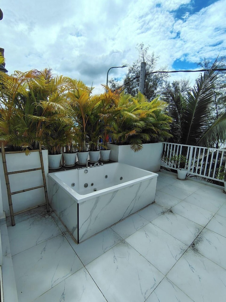 White Boutique Hotel and Residences 6/72