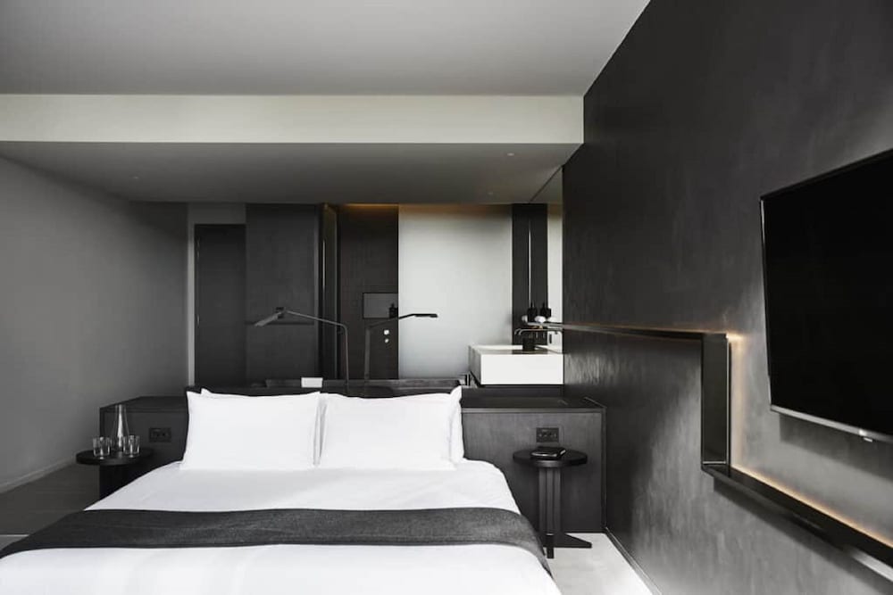 Vineyard, King Bed, Bathtub