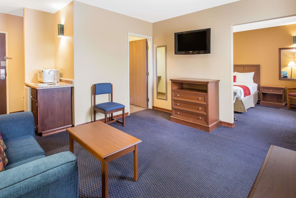 Baymont By Wyndham Waukesha 19/30