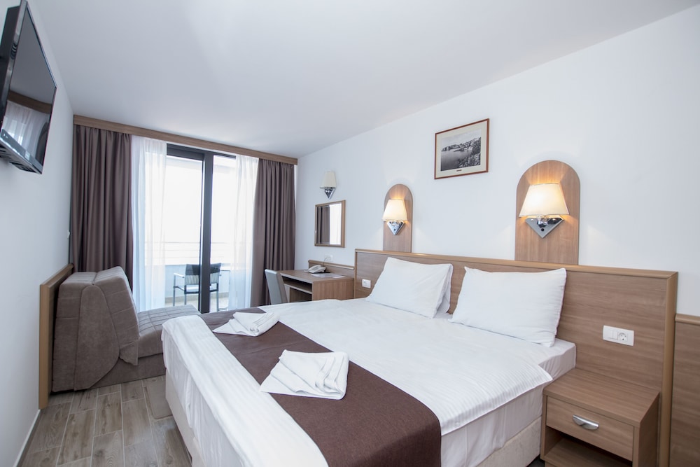 Villa Paradiso 2 6/37