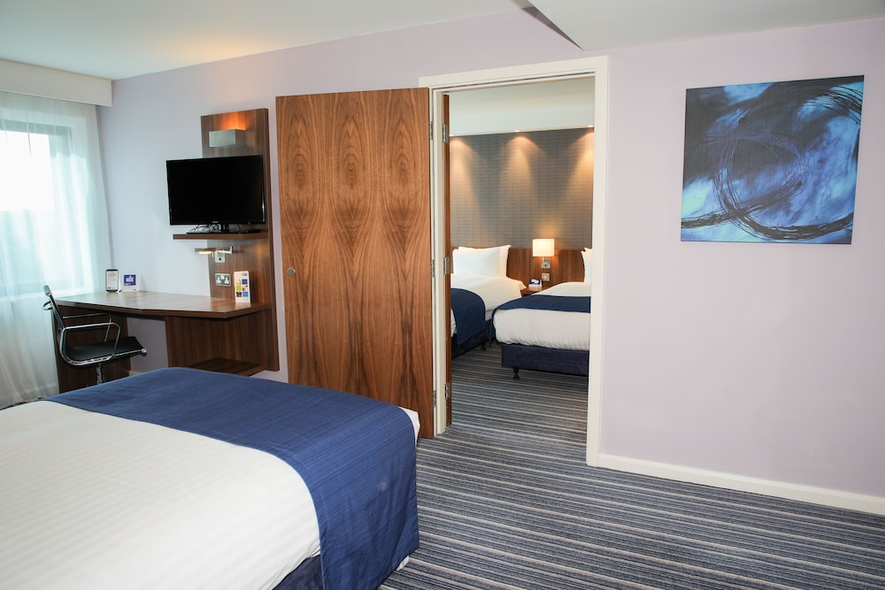 Holiday Inn Express London Heathrow T5 32/70