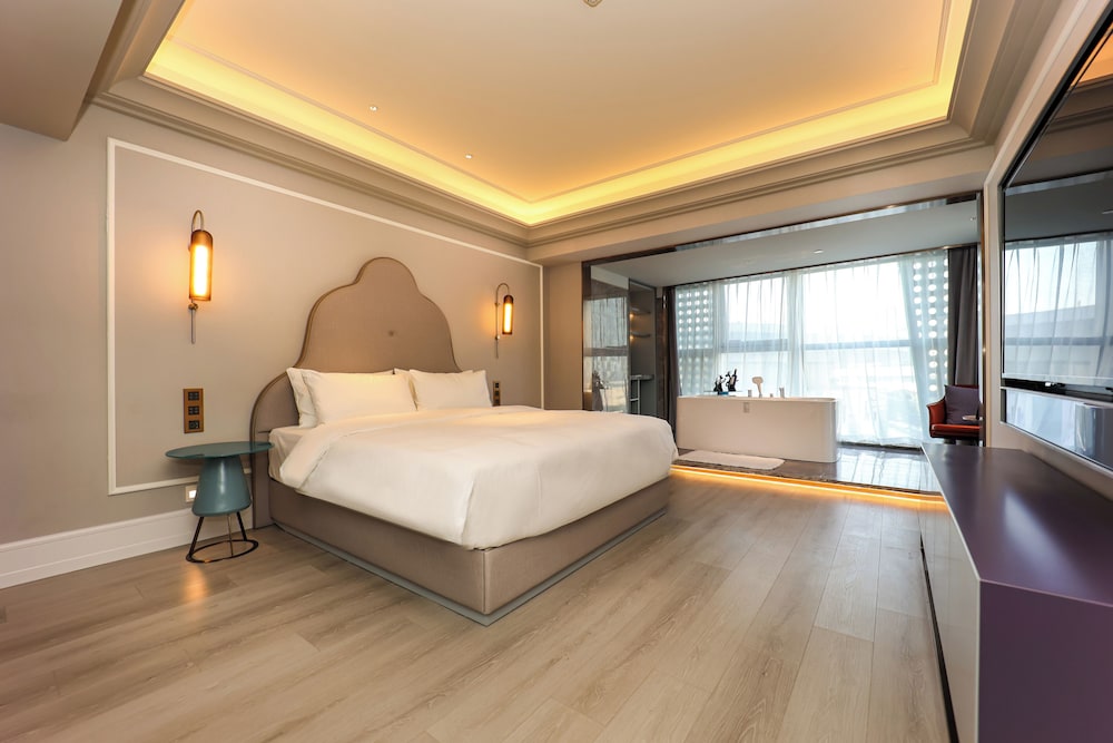 Mercure Jinan West Railway Station 36/65