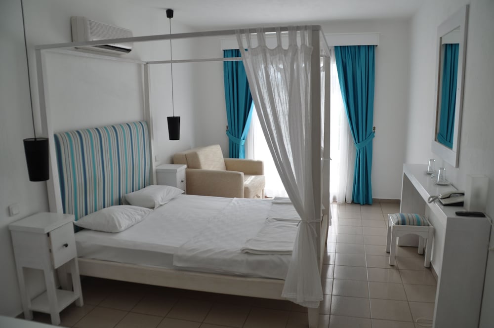 1 BEDROOM, STANDARD, BEACH FRONT, POOL VIEW