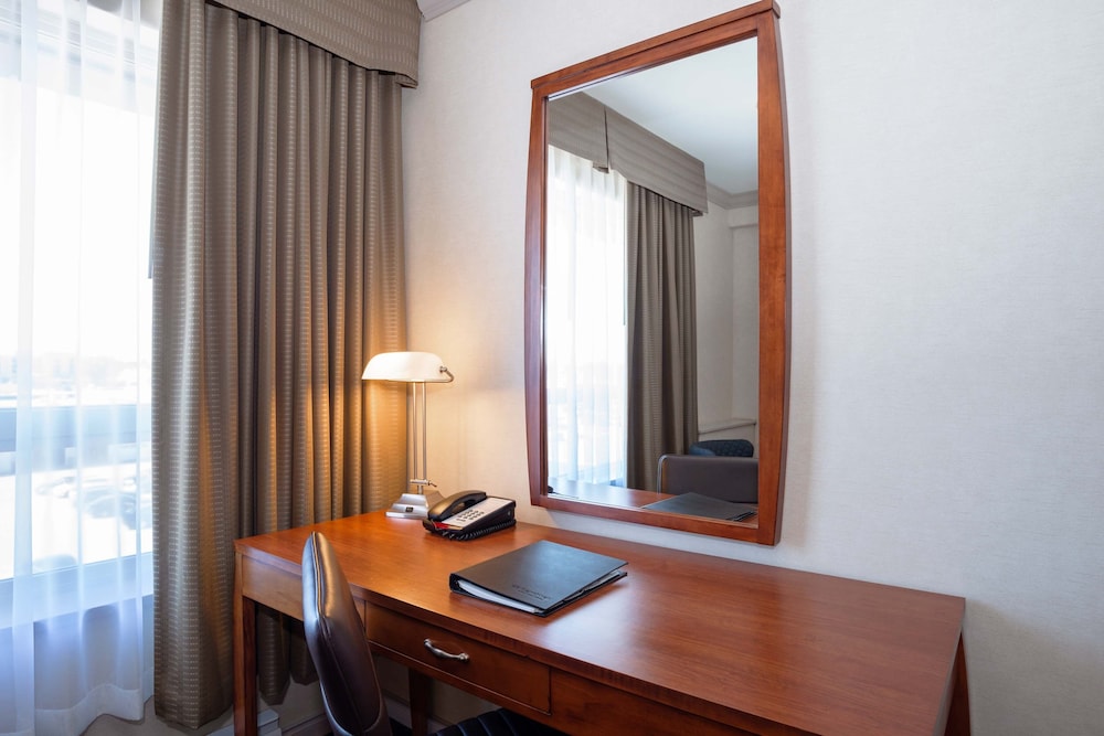 Sandman Hotel & Suites Winnipeg Airport 37/56