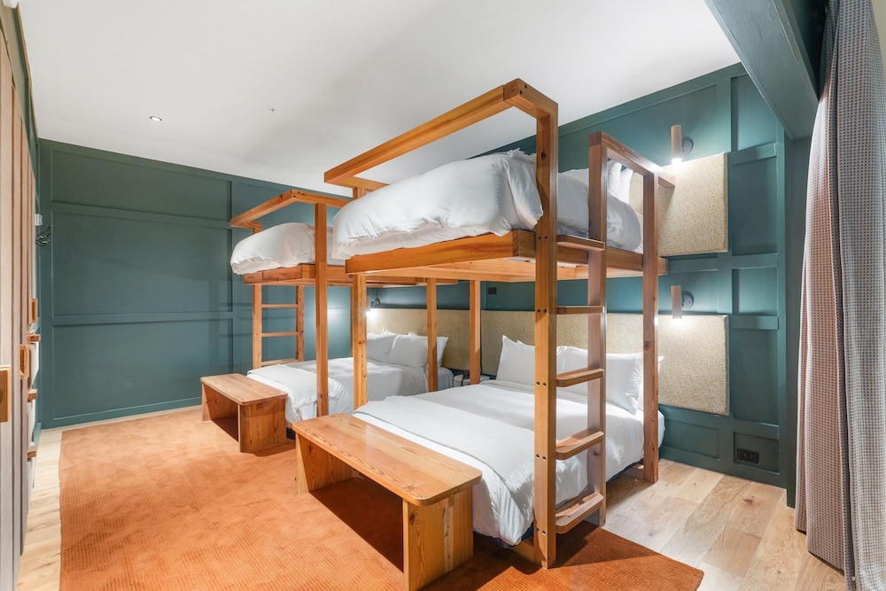Albert Hotel 14/45
