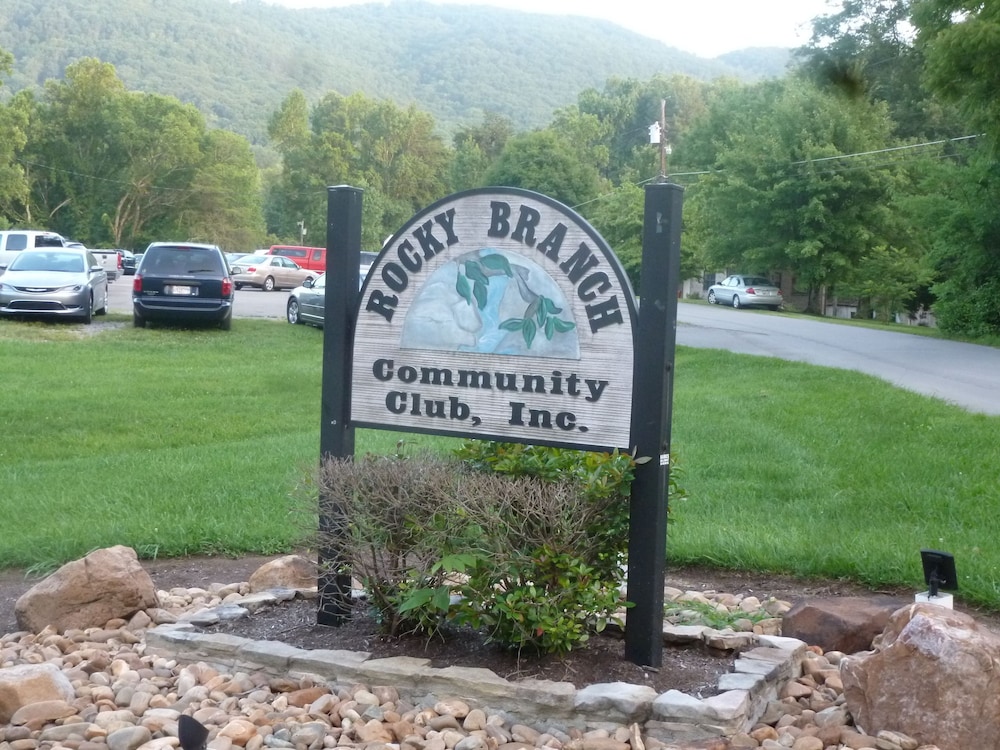 Luxbury Inn & Suites 3/34