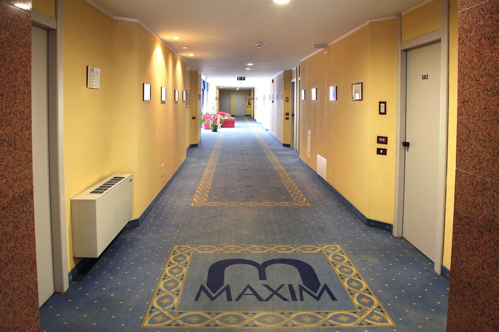 Maxim Hotel 6/70