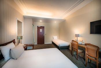 Standard, Triple, 1 Double and 4 Single Beds