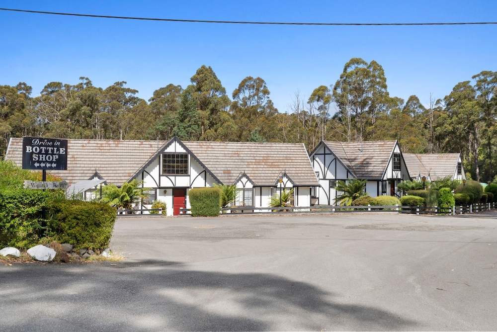 The Fox and Hounds Historic Hotel 50/61