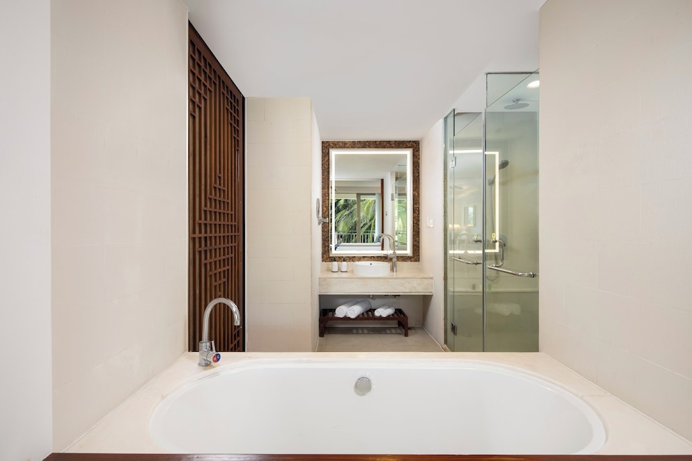 Swissotel Sanya Yalong Bay 50/50