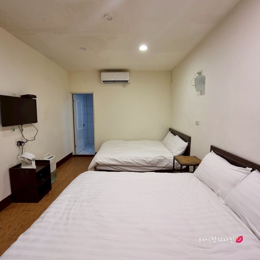 ROOM, QUADRUPLE