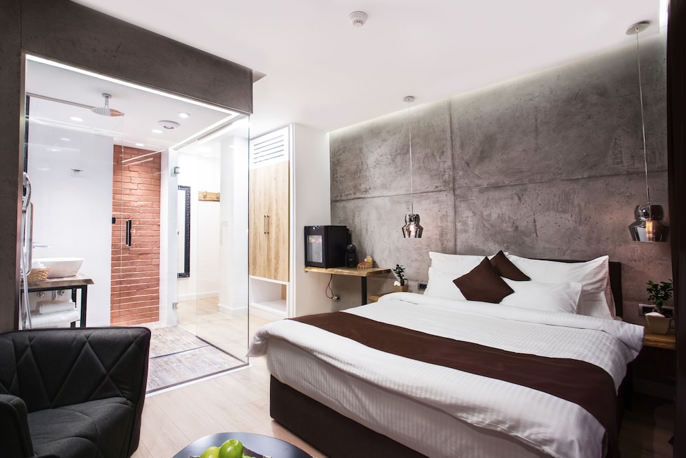 One Luxury Suites 18/72