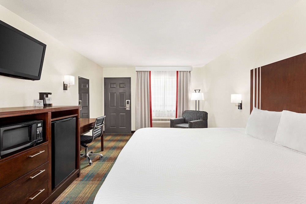 Ramada by Wyndham San Antonio Near SeaWorld/Lackland AFB 34/63