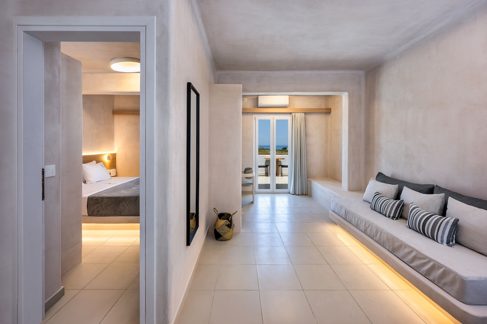 Aelia Luxury Suites 24/50