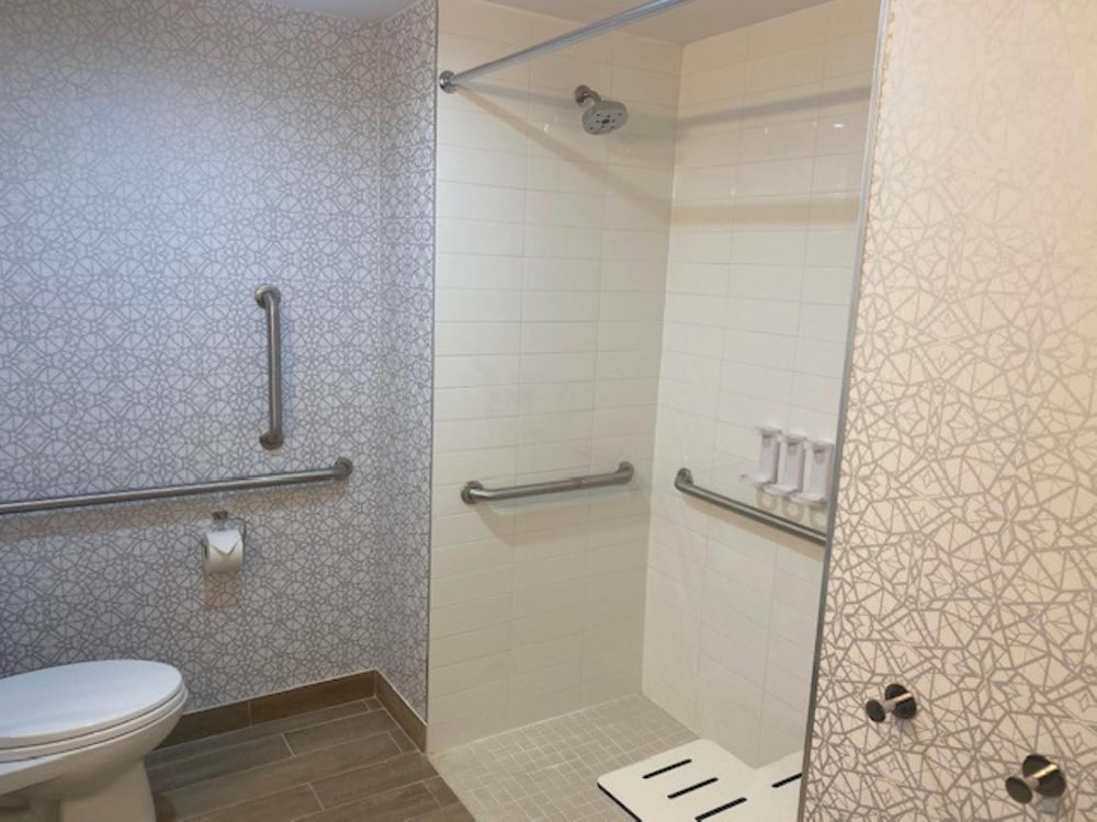 La Quinta Inn & Suites by Wyndham Jamaica NYC/JFK AirTrain 36/41