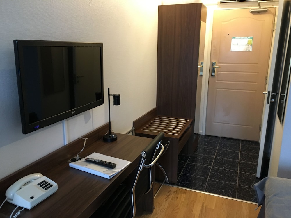 Apple Hotel 24/44