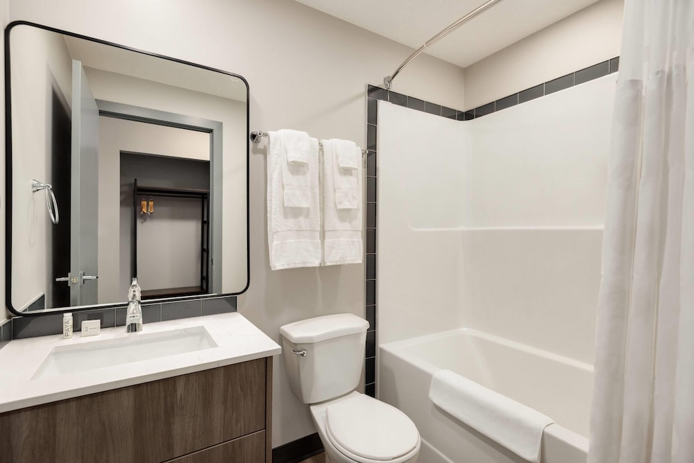 Ramada by Wyndham West Edmonton Hotel & Suites 42/45