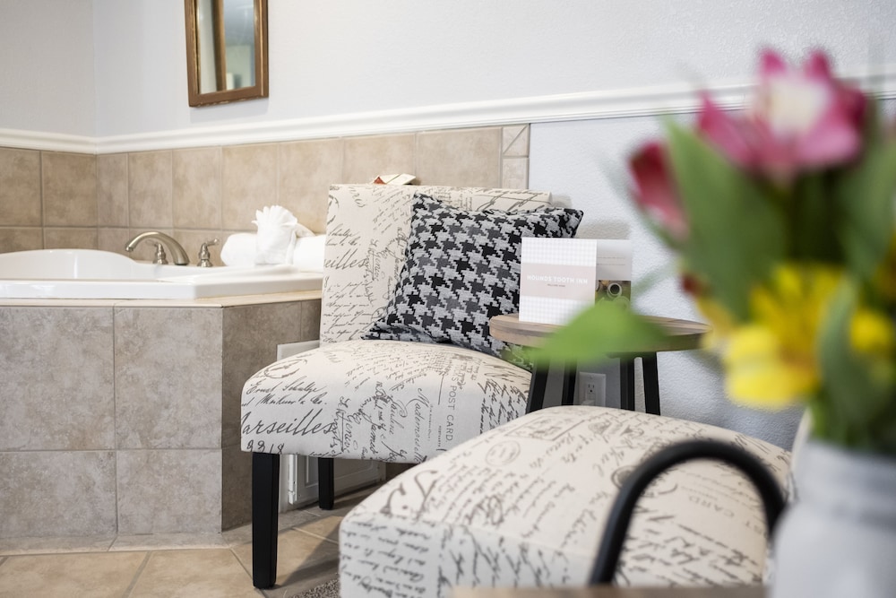 Hounds Tooth Inn 15/50