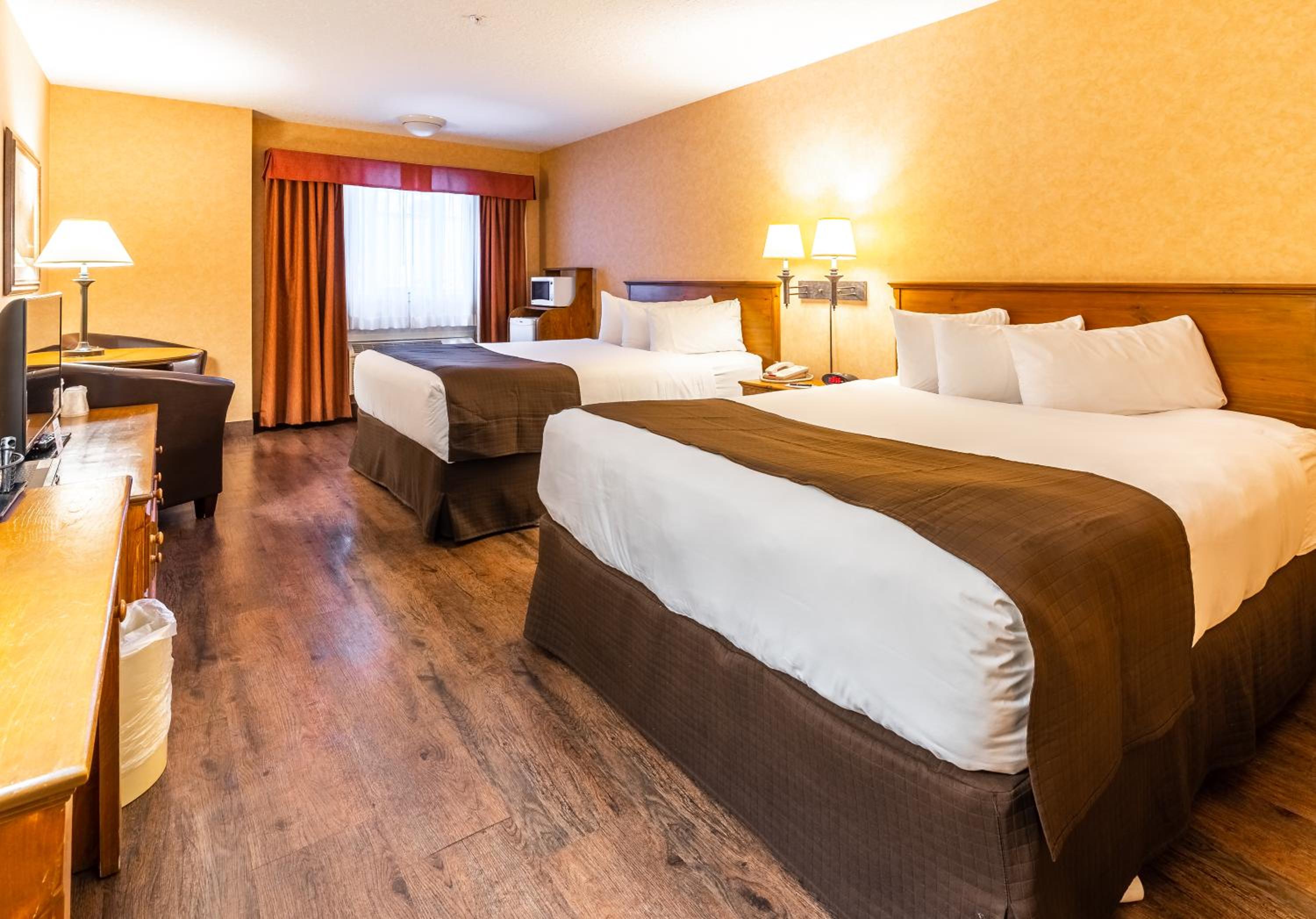 Deluxe, 2 Queen Beds, Rail Side, Pet Friendly