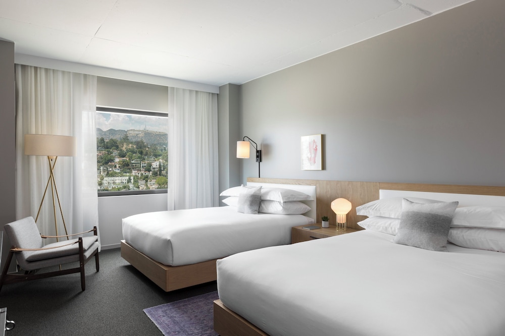 Room, 2 Queen Beds, Hollywood Sign View