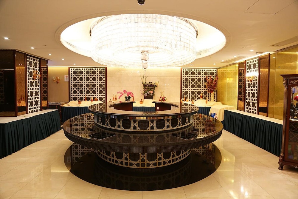 Grand Dragon Hotel 9/50
