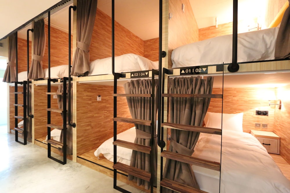 Mixed Dorm, Shared Bathroom