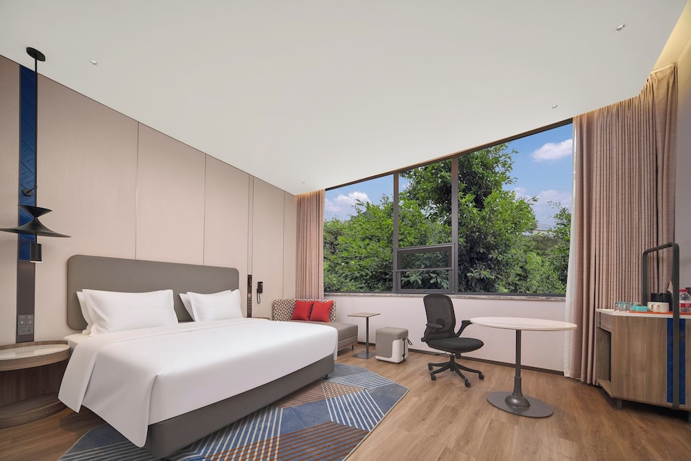 Standard, King Bed, Extra Floor Space