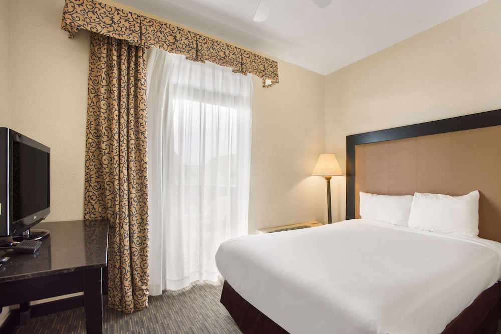 Days Inn by Wyndham Mackinaw City/Bridgeview Area 10/61