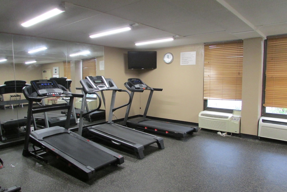 Clarion Inn and Suites Grand Rapids Airport 29/63
