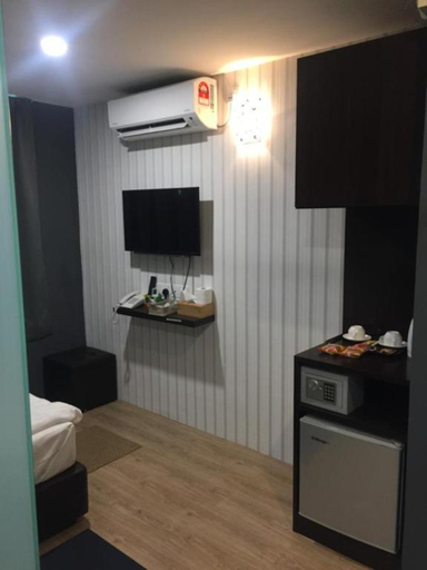 7 Hotel 8/11