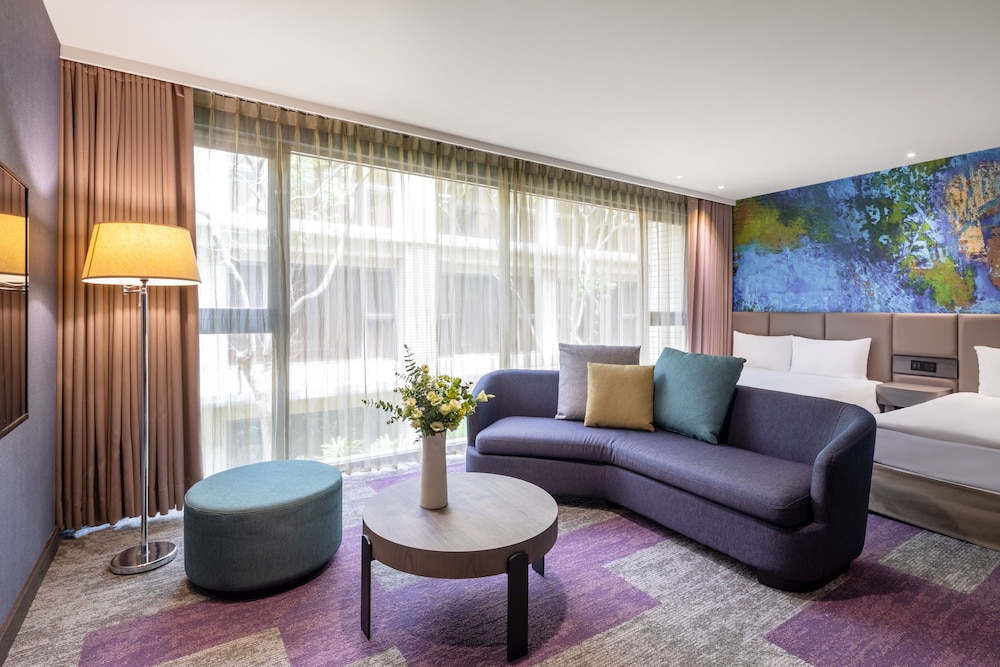 Lakeshore Hotel 29/50