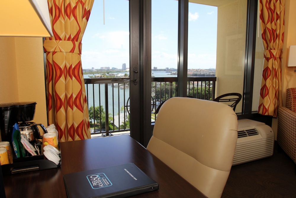 Pier House 60 Marina Hotel 41/67
