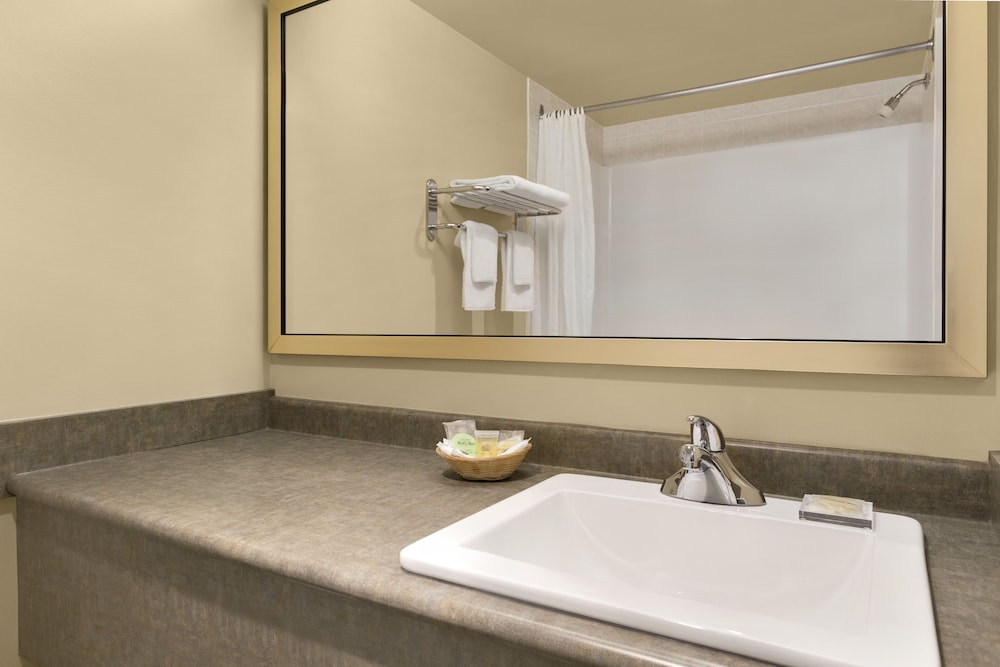 Colonial Square Inn And Suites 23/25