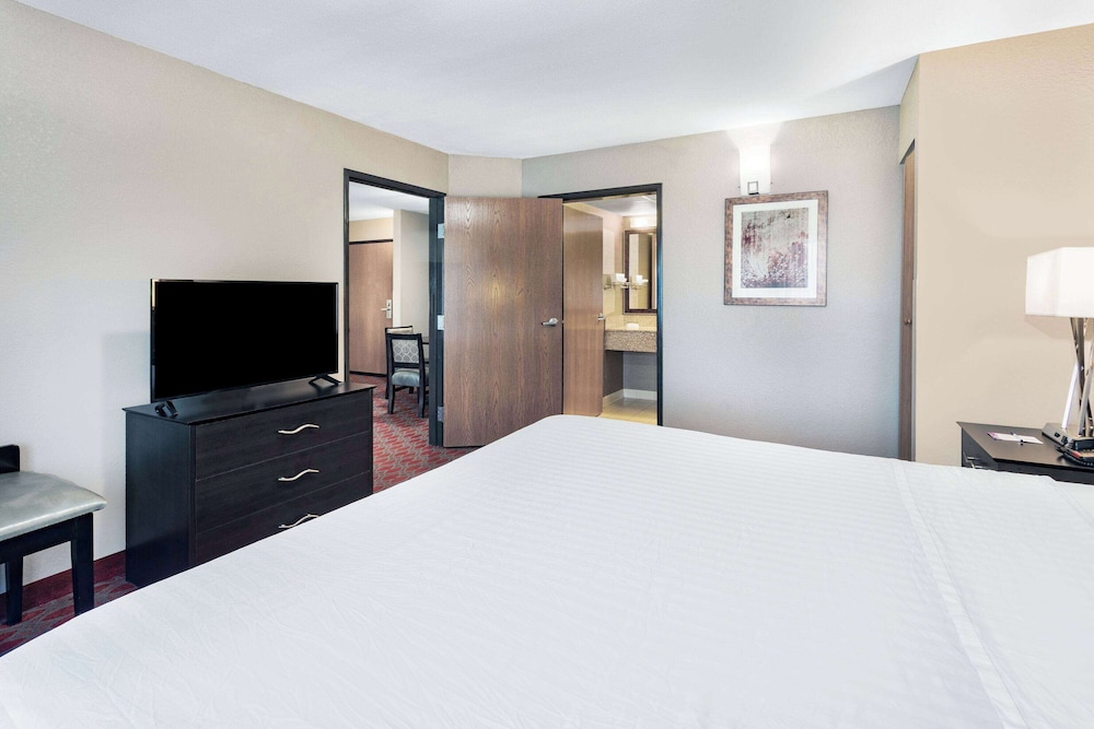 1 Bedroom, Deluxe, Suite, King Bed, Baymont by Wyndham Brooklyn Center 2/4