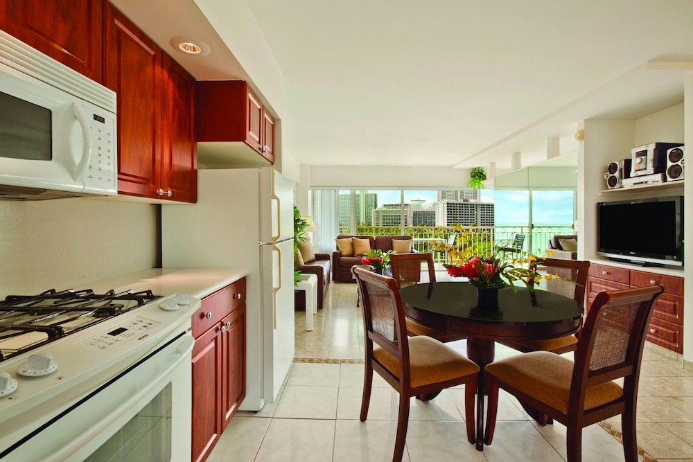 Waikiki Shore by OUTRIGGER 68/81