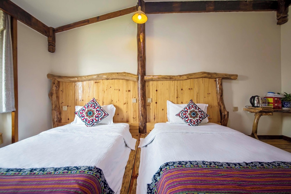 Senior, Twin Beds, Hill View