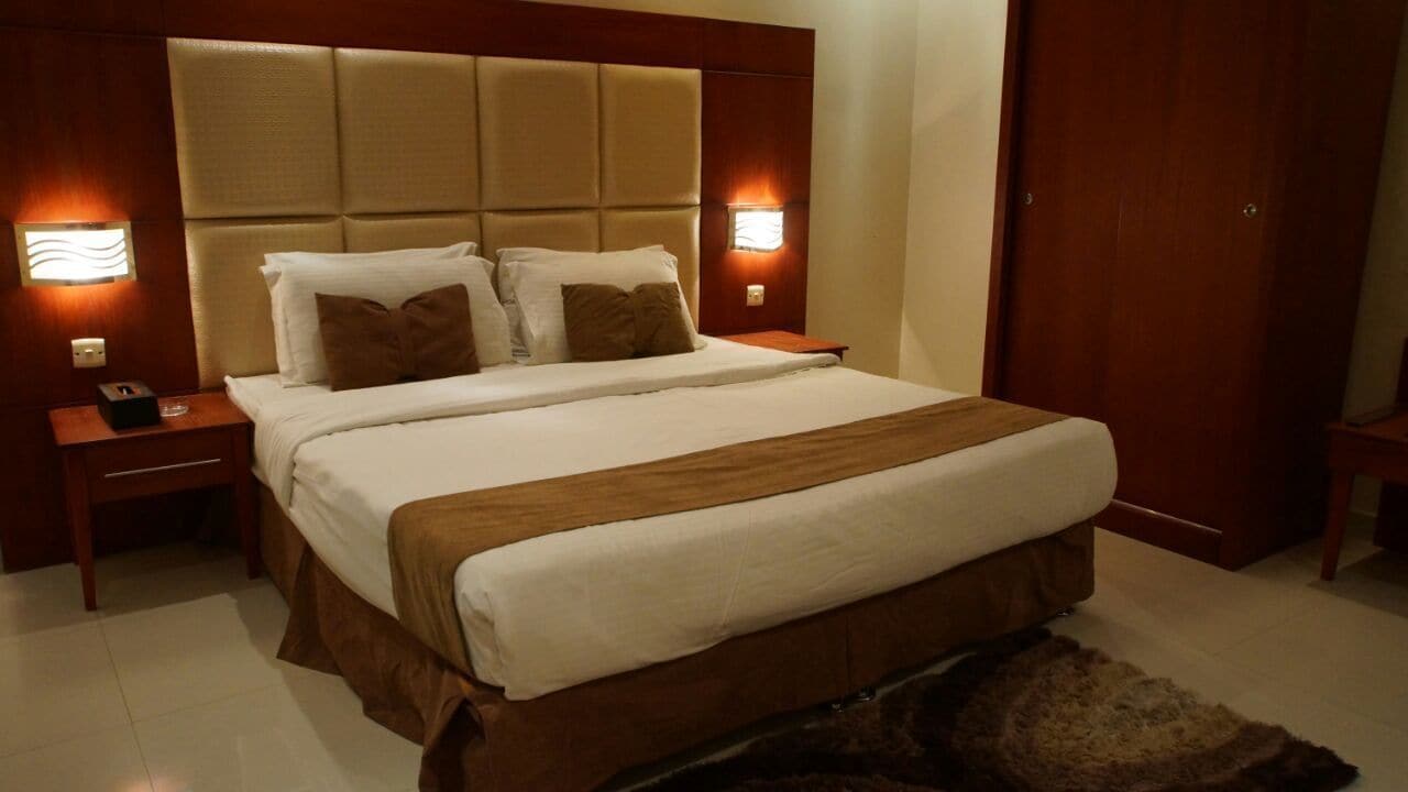 ROOM, DOUBLE BED