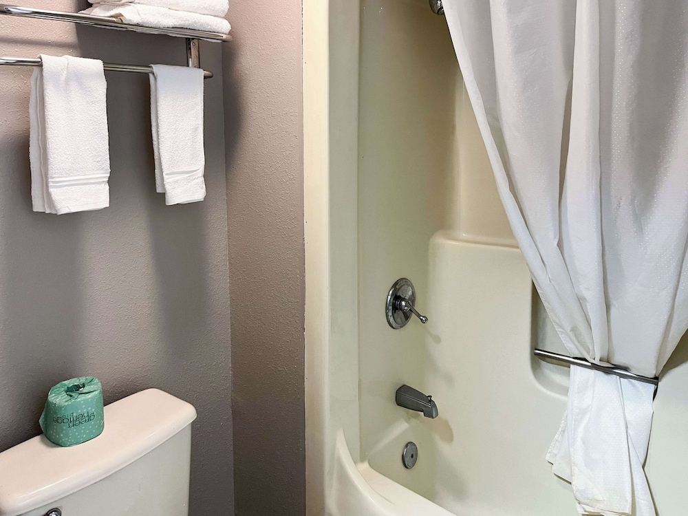 Studio6 Suites Elkhart, IN 38/40