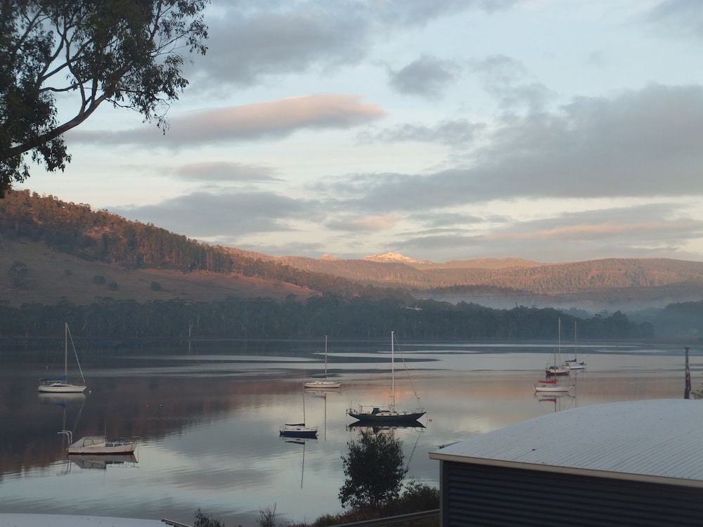 PORT HUON COTTAGES 10/19