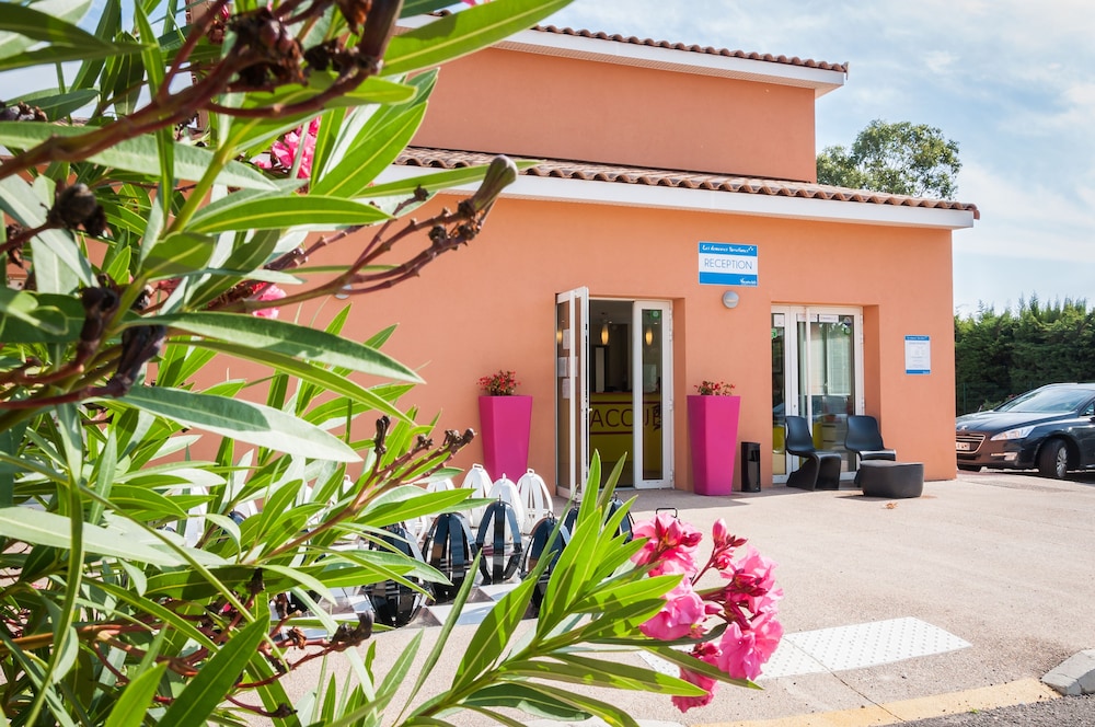Residence Vacanceole Les Demeures Torrellanes in LATOUR-BAS-ELNE