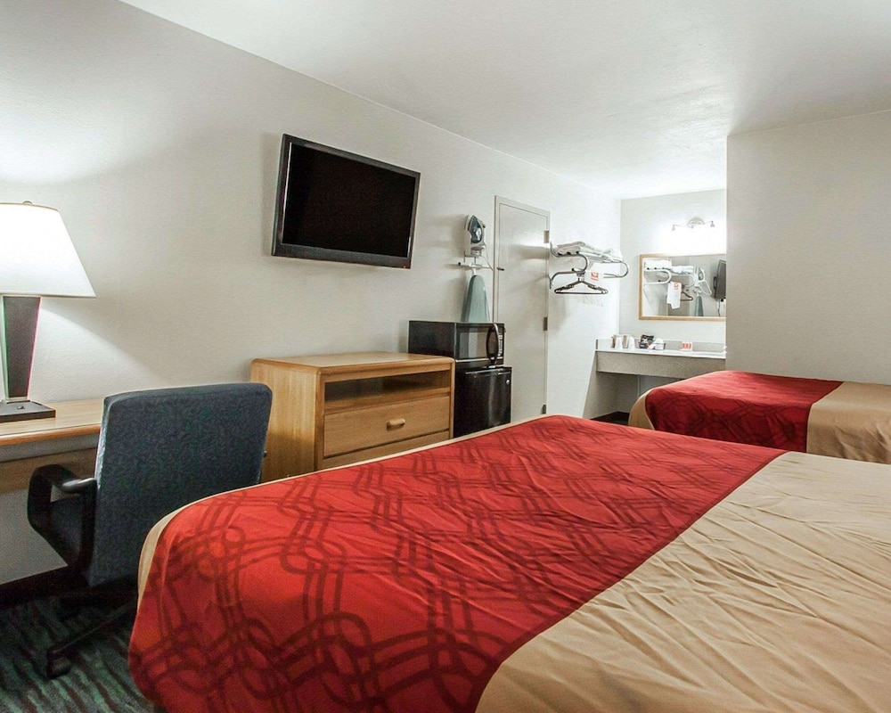 Econo Lodge Inn & Suites Jackson Northwest 16/38