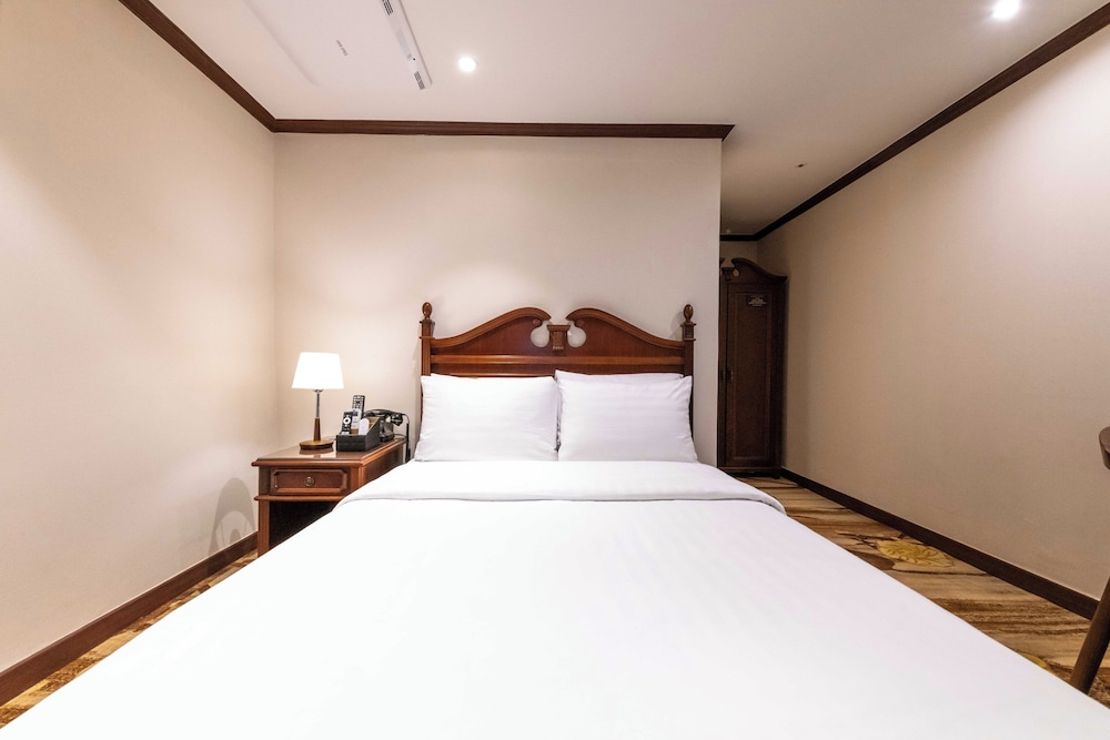 Compact, Double Bed, No Window