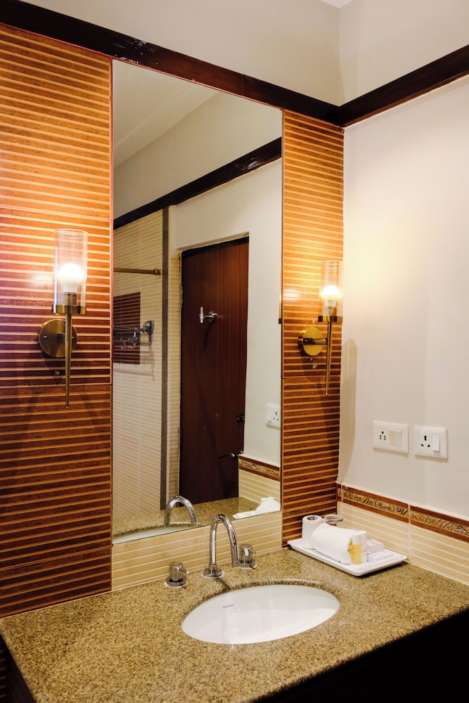 Chanakya Bnr Hotel 50/50