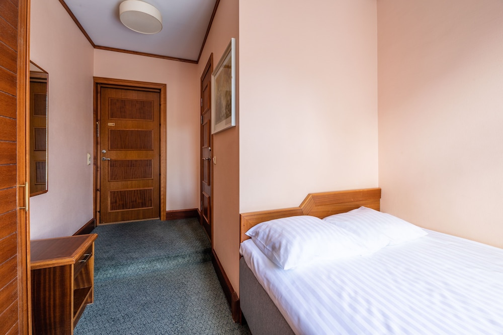 Victoria Hotel 25/49