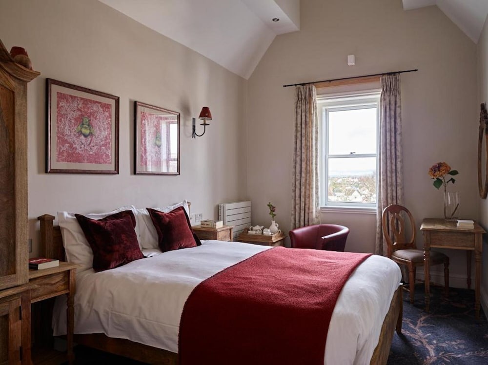 DELUXE, KING BED