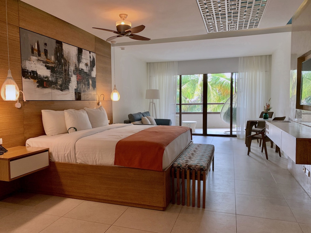 JUNIOR SUITE, KING BED, GARDEN VIEW
