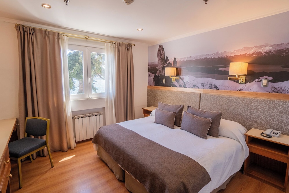 ROOM, DOUBLE OR TWIN BED, LAKE VIEW